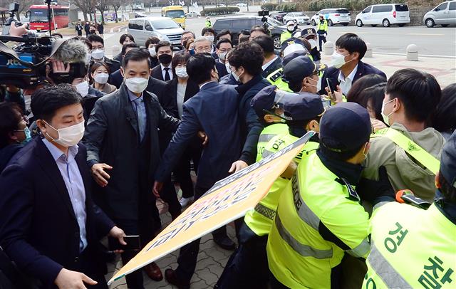 김종인 국민의힘 비상대책위원장이 24일 오전 광주 북구 국립5·18민주묘지를 찾아 묘역으로 이동하던 도중 광주전남 대학생 진보연합 관계자들이 ‘양심의 가책은 느끼냐’고 항의하면서 경찰과 충돌을 빚고 있다. 2021.3.24 뉴스1