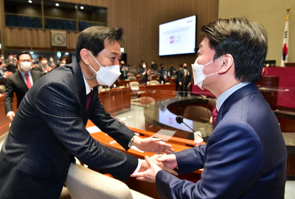 국민의힘 오세훈 서울시장 후보와 국민의당 안철수 대표가 24일 서울 여의도 국회에서 열린 국민의힘 의원총회에 참석, 인사하고 있다. 안철수 대표는 국민의힘에서 서울시장 보궐선거 공동선대위원장직을 맡게 됐다. 2021.3.24  연합뉴스