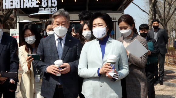 이재명 경기도지사가 24일 서울 여의도에서 열린 ‘일산대교-미시령-마창대교 공정한 민자도로 운영 방안’ 토론회에 참석한 뒤 국회를 방문, 더불어민주당 박영선 서울시장 후보와 대화하고 있다. 2021.3.24  연합뉴스