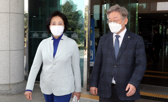 이재명 경기도지사가 24일 서울 여의도에서 열린 ‘일산대교-미시령-마창대교 공정한 민자도로 운영 방안’ 토론회에 참석한 뒤 국회를 방문, 더불어민주당 박영선 서울시장 후보와 대화하고 있다. 2021.3.24 연합뉴스