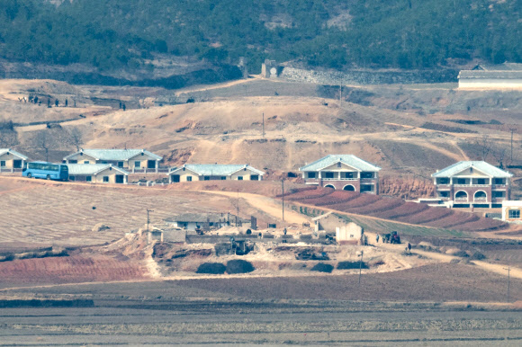 24일 경기도 파주시 오두산 통일전망대에서 바라본 북한 황해북도 개풍군의 탈곡장이 재건축을 앞둔 듯 철거되어 있다.  북한은 지난해 가을 이곳에서 대규모 재건축 작업을 벌여 새로운 가옥을 조성했다. 2021.3.24  연합뉴스