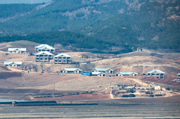 24일 경기도 파주시 오두산 통일전망대에서 바라본 북한 황해북도 개풍군의 탈곡장이 재건축을 앞둔 듯 철거되어 있다.  북한은 지난해 가을 이곳에서 대규모 재건축 작업을 벌여 새로운 가옥을 조성했다. 2021.3.24  연합뉴스