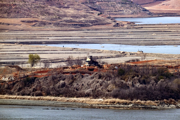 24일 경기도 파주시 오두산 통일전망대에서 바라본 북한 황해북도 개풍군 북한 초소 일대가 고요하다. 2021.3.24  연합뉴스