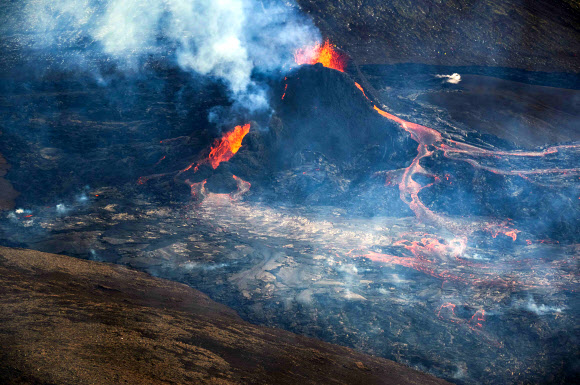 23일(현지시간) 아이슬란드 수도 레이캬비크에서 서쪽으로 40㎞ 떨어진 파그라달스피알 화산에서 용암이 비탈을 타고 흘러내리고 있다.  AFP 연합뉴스