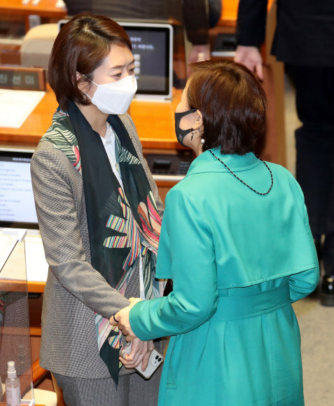 더불어민주당 고민정 의원(왼쪽)과 임오경 의원이 24일 서울 여의도 국회에서 열린 본회의에서 대화하고 있다.  2021.3.24  연합뉴스