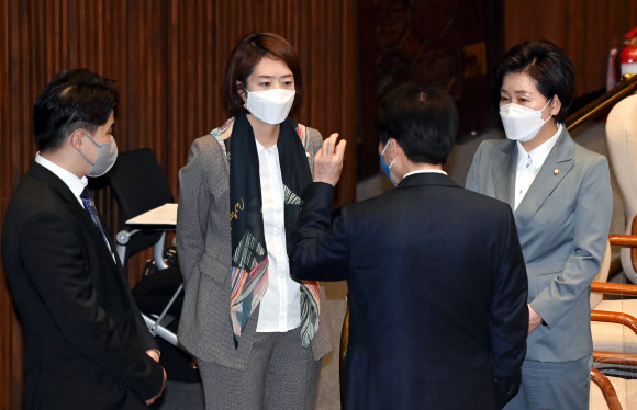 더불어민주당 고민정, 양향자 의원이 24일 국회 본회의장에서 의원들과 대화를 나누고 있다. 2021.3.24  연합뉴스