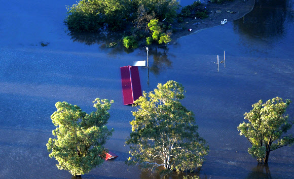 24일(현지시간) 호주 그레이터 시드니 혹스베리 강 인근 윈저 지역과 피트 타운이 홍수로 물에 잠겨 있다. AFP 연합뉴스
