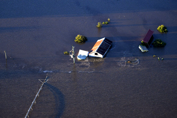 24일(현지시간) 호주 시드니 북서쪽에 유입된 홍수로 건물들이 물에 잠겨 있다. AP 연합뉴스