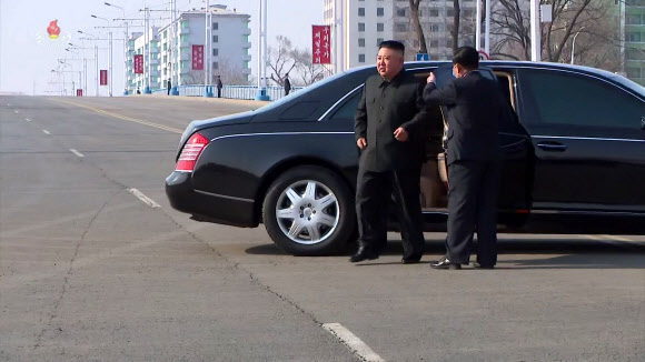 김정은 북한 국무위원장이 지난 23일 수도 평양에 주택 1만세대를 짓는 착공식에 참석해 연설했다고 조선중앙TV가 24일 보도했다. 사진은 김 위원장이 벤츠 리무진에서 내리는 모습. 2021.3.24  조선중앙TV 화면