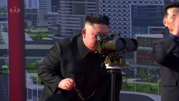 김정은 북한 국무위원장이 지난 23일 수도 평양에 주택 1만세대를 짓는 착공식에 참석해 연설했다고 조선중앙TV가 24일 보도했다. 착공식에서는 김정은 국무위원장의 연설에 이어 착공을 알리는 발파가 진행됐다. 2021.3.24  조선중앙TV 화면