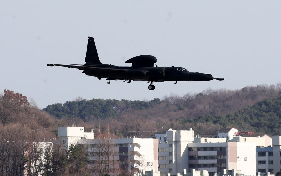북한이 지난 21일 서해상으로 순항미사일 2발을 발사한 것으로 알려진 24일 경기도 평택시 주한미공군 오산기지에 고공정찰기 U-2S가 착륙하고 있다. 2021.3.24  연합뉴스