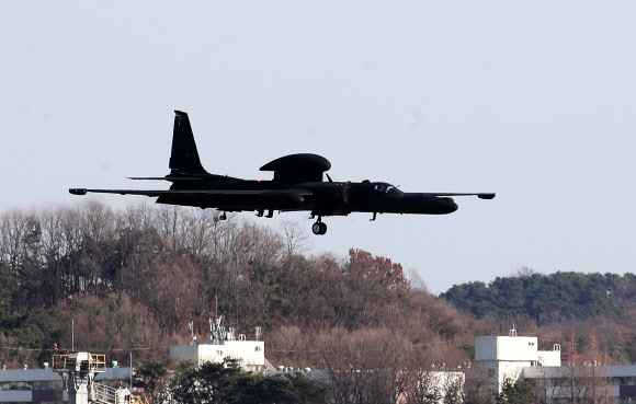 북한이 지난 21일 서해상으로 순항미사일 2발을 발사한 것으로 알려진 24일 경기도 평택시 주한미공군 오산기지에 고공정찰기 U-2S가 착륙하고 있다. 2021.3.24  연합뉴스