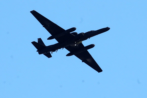 북한이 지난 21일 서해상으로 순항미사일 2발을 발사한 것으로 알려진 24일 고공정찰기 U-2S가 경기도 평택시 주한미공군 오산기지 상공을 비행하고 있다. 2021.3.24 연합뉴스