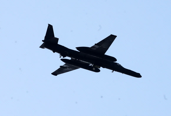 북한이 지난 21일 서해상으로 순항미사일 2발을 발사한 것으로 알려진 24일 고공정찰기 U-2S가 경기도 평택시 주한미공군 오산기지 상공을 비행하고 있다. 2021.3.24  연합뉴스