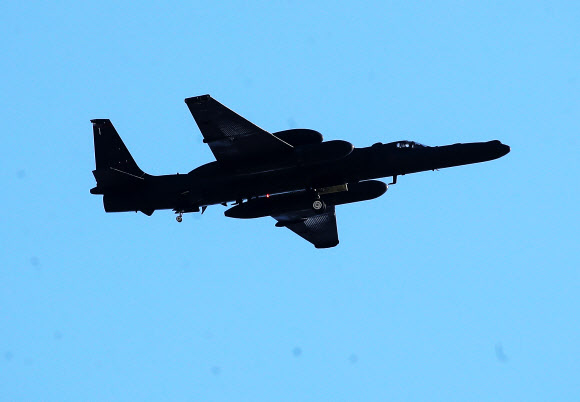 북한이 지난 21일 서해상으로 순항미사일 2발을 발사한 것으로 알려진 24일 고공정찰기 U-2S가 경기도 평택시 주한미공군 오산기지 상공을 비행하고 있다. 2021.3.24  연합뉴스