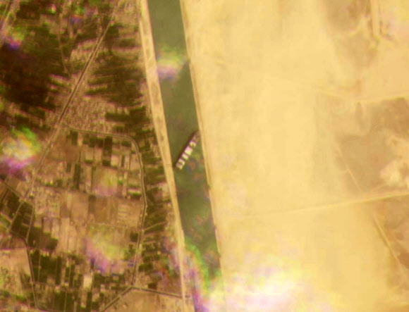 뱃길 막힌 수에즈 운하… 강풍에 400m 컨테이너선 좌초