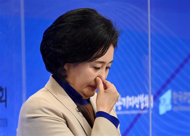 토론회에서 생각에 잠긴 박영선 후보