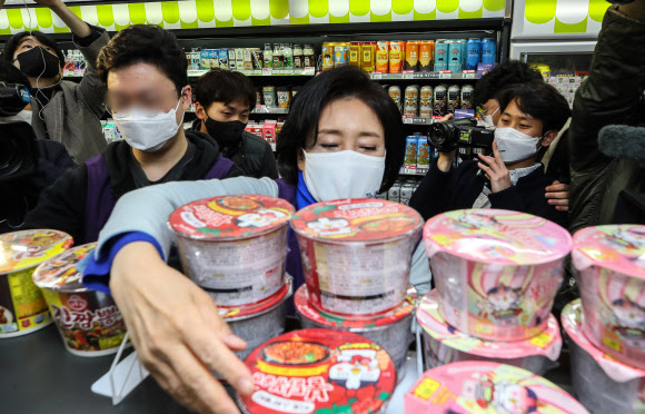 4ㆍ7 재보궐 선거운동 첫날인 25일 자정께 첫 선거운동으로 편의점 야간 아르바이트에 나선 더불어민주당 박영선 서울시장 후보가 서울 마포구 홍대 앞 한 편의점에서 컵라면을 정리하고 있다.  2021.3.25  연합뉴스