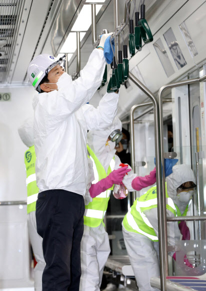 4ㆍ7 재보궐 선거운동 첫날인 25일 자정께 국민의힘 오세훈 서울시장 후보가 서울 성동구 서울교통공사 군자차량사업소에서 첫 선거운동으로 지하철 코로나 방역 활동을 하고 있다. 2021.3.25   국회사진기자단