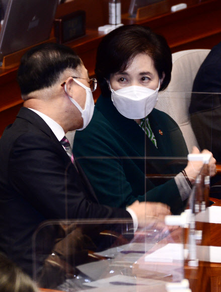 홍남기 부총리 겸 기획재정부 장관(왼쪽)과 유은혜 부총리 겸 교육부 장관이 25일 오전 서울 여의도 국회에서 열린 본회의에서 대화하고 있다. 2021.3.25  연합뉴스