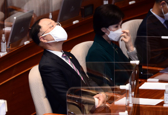 홍남기 부총리 겸 기획재정부 장관(왼쪽)과 유은혜 부총리 겸 교육부 장관이 25일 오전 서울 여의도 국회에서 열린 본회의에 자리하고 있다. 2021.3.25  연합뉴스