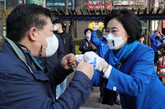 4.7재보궐선거운동 첫 날인 25일 박영선 더불어민주당 서울시장 후보가 25일 서울 구로구 신도림역에서 출근인사를 하고 있다.2021. 3. 25  김명국 선임기자 daunso@seoul.co.kr