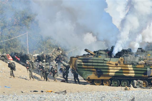 해병대 1사단 대원들이 25일 경북 포항시 북구 청하면 해안에서 상륙 훈련을 하고 있다. 2021.3.25 뉴스1
