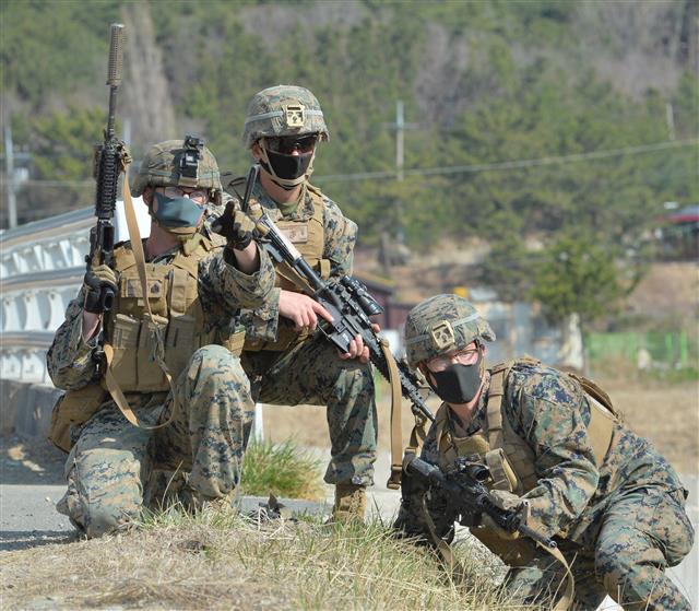 한미해병대원들이 25일 경북 포항시 북구 청하면 해안에서 실시된 소규모 전술훈련에서 적진을 예의주시하고 있다. 2021.3.25 뉴스1