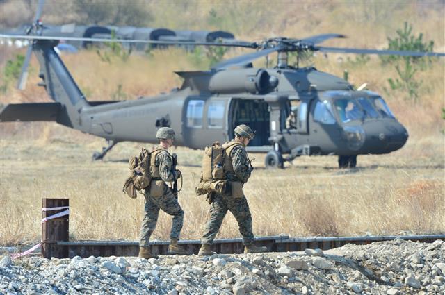 25일 경북 포항시 북구 청하면 해안에서 실시된 소규모 전술훈련에서 미 해병대원들이 헬기로 적 후방에 침투하고 있다. 2021.3.25 뉴스1