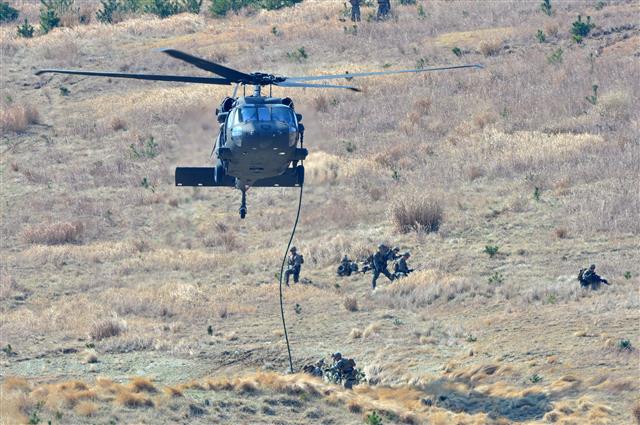 25일 경북 포항시 북구 청하면 해안에서 실시된 소규모 전술훈련에서 미 해병대원들이 헬기 페스트로프로 적 후방에 침투하고 있다. 2021.3.25 뉴스1