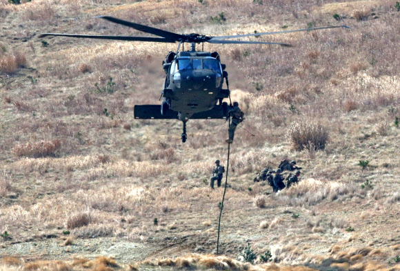 25일 경북 포항시 북구 송라면 해안에서  전개된 한 전술훈련에서 미군이 헬기에서 내려 침투하는 훈련을 하고 있다. 2021.3.25  연합뉴스