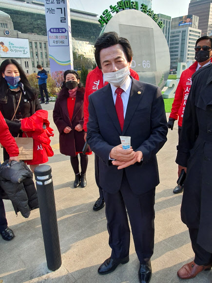 4.7 재ㆍ보궐선거 공식 선거운동 첫날인 25일 국가혁명당 허경영 서울시장 후보가 서울 중구 덕수궁 대한문 앞에서 열린 유세에 참석하기 위해 이동하고 있다. 2021.3.25   허경영 후보 캠프 제공