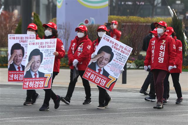 4.7 서울시장 보궐선거 공식 선거운동이 시작된 25일 오전 서울 중구 대한문 앞에서 허경영 국가혁명당 후보 선거운동원들이 지지를 호소하고 있다. 2021.3.25 뉴스1