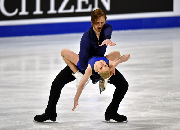 24일(현지시간) 스웨덴 스톡홀름 에릭슨 글로브에서 열린 국제빙상경기연맹(ISU) 피겨스케이팅 세계선수권대회 페어 쇼트 프로그램에서 러시아 선수들이 멋진 연기를 선보이고 있다. AP 연합뉴스