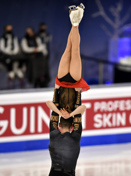 24일(현지시간) 스웨덴 스톡홀름 에릭슨 글로브에서 열린 국제빙상경기연맹(ISU) 피겨스케이팅 세계선수권대회 페어 쇼트 프로그램에서 러시아 선수들이 멋진 연기를 선보이고 있다. AP 연합뉴스
