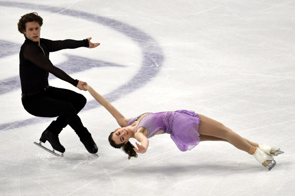 24일(현지시간) 스웨덴 스톡홀름 에릭슨 글로브에서 열린 국제빙상경기연맹(ISU) 피겨스케이팅 세계선수권대회 페어 쇼트 프로그램에서 캐나다 선수들이 멋진 연기를 선보이고 있다. EPA 연합뉴스