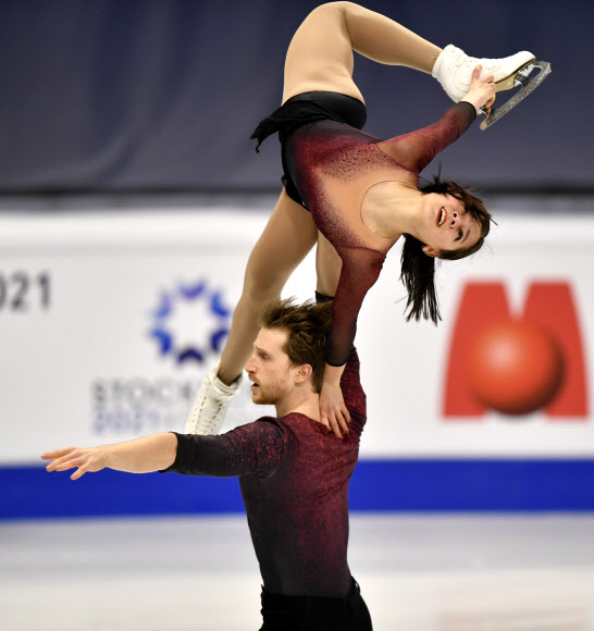 24일(현지시간) 스웨덴 스톡홀름 에릭슨 글로브에서 열린 국제빙상경기연맹(ISU) 피겨스케이팅 세계선수권대회 페어 쇼트 프로그램에서 프랑스 선수들이 멋진 연기를 선보이고 있다. AP 연합뉴스