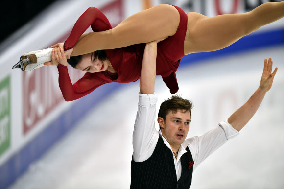 24일(현지시간) 스웨덴 스톡홀름 에릭슨 글로브에서 열린 국제빙상경기연맹(ISU) 피겨스케이팅 세계선수권대회 페어 쇼트 프로그램에서 네덜란드 선수들이 멋진 연기를 선보이고 있다. AP 연합뉴스