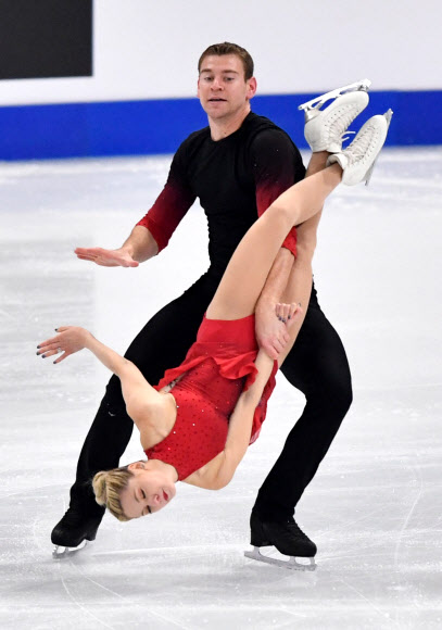 24일(현지시간) 스웨덴 스톡홀름 에릭슨 글로브에서 열린 국제빙상경기연맹(ISU) 피겨스케이팅 세계선수권대회 페어 쇼트 프로그램에서 미국 선수들이 멋진 연기를 선보이고 있다. AFP 연합뉴스