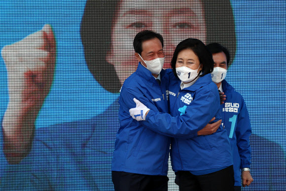 포옹하는 박영선과 우상호