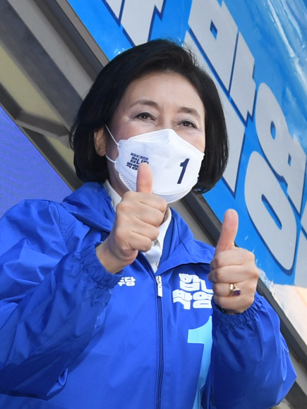 박영선 더불어민주당 서울시장 후보가 4.7재보궐선거 공식 선거운동 첫날인 25일 서울 구로구 구로디지털단지 지플러스타워 앞에서 열린 유세 출정식에서  엄지로 기호1번을 상징하는 모습을 하고 있다. 2021. 3. 25 김명국 선임기자 daunso@seoul.co.kr