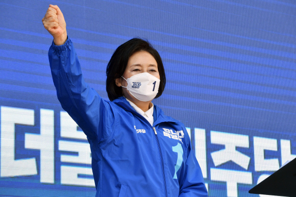 박영선 더불어민주당 서울시장 후보가 4.7재보궐선거 공식 선거운동 첫날인 25일 서울 구로구 구로디지털단지 지플러스타워 앞에서 열린 유세 출정식에서 지지자들에게 인사하고 있다. 2021. 3. 25 김명국 선임기자 daunso@seoul.co.kr