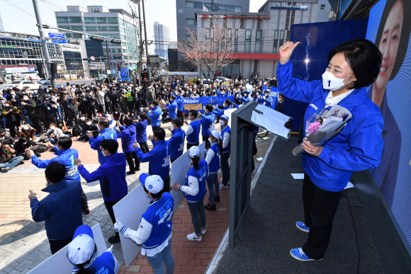 박영선 더불어민주당 서울시장 후보가 4.7재보궐선거 공식 선거운동 첫날인 25일 서울 구로구 구로디지털단지 지플러스타워 앞에서 열린 유세 출정식에서 엄지손가락을 들어 보이며 지지를 호소하고 있다. 2021. 3. 25 김명국 선임기자 daunso@seoul.co.kr
