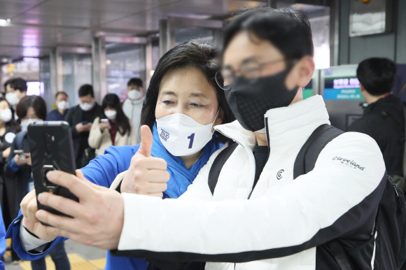 박영선 더불어민주당 서울시장 후보가 25일 오전 서울 구로구 신도림역에서 출근인사를 하고 있다.박영선 더불어민주당 서울시장 후보가 25일 오전 서울 구로구 신도림역에서 출근인사를 하고 있다.2021. 3. 25 김명국 선임기자 daunso@seoul.co.kr