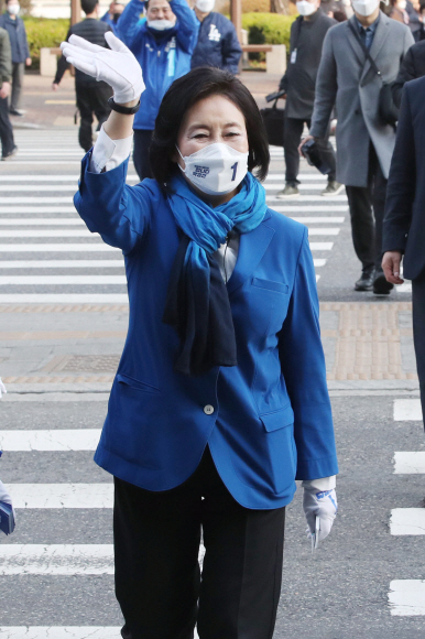 박영선 더불어민주당 서울시장 후보가 25일 오전 서울 구로구 신도림역에서 지지자들 향해 인사를 하고 있다.2021. 3. 25 김명국 선임기자 daunso@seoul.co.kr