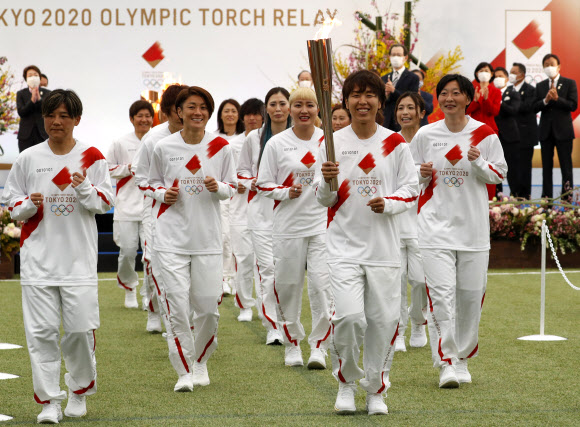 日 도쿄올림픽 1년 미룬 성화 봉송 시작