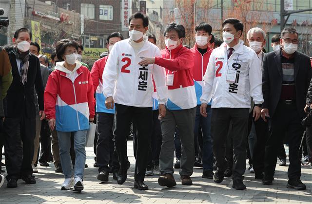 4·7 보궐선거 공식 선거운동 첫날인 25일 오세훈 국민의힘 서울시장 후보가 남대문시장을 방문해 유승민 선대위원장, 지상욱 전 의원과 함께 지지를 호소하고 있다. 2021.3.25/뉴스1