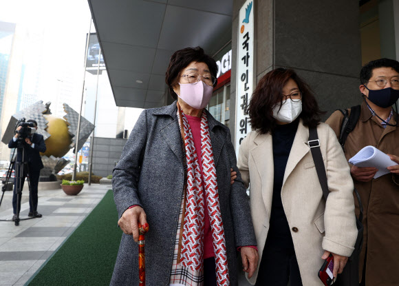 인권위 들어가는 이용수 할머니