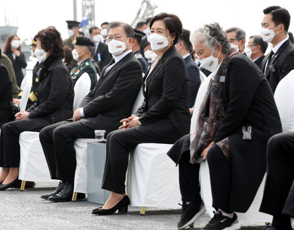 서해수호의 날 기념식 참석한 문 대통령 내외