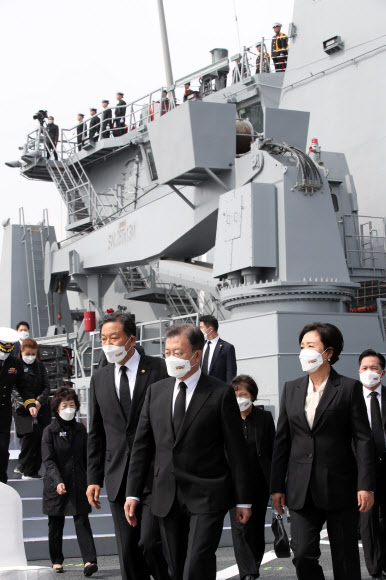 서해수호의 날 기념식 참석하는 문 대통령 내외